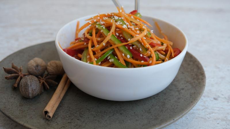 HAVUÇLU SALATA KIRMIZI BİBERLİ